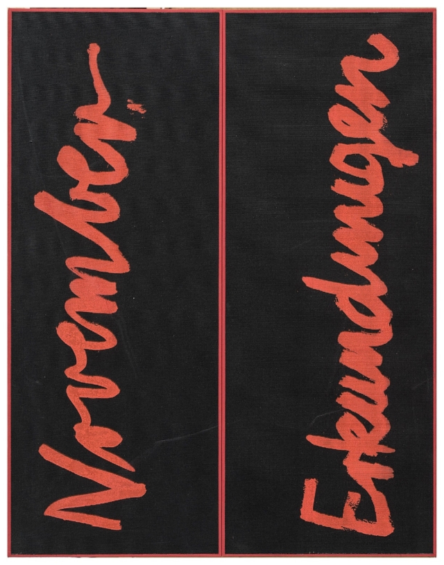 Foto einer Grafikmappe mit schwarzem Hintergrund und rotem Rahmen. Der Schriftzug „November Erkundungen“ ist in roter, handschriftartiger Kalligrafie vertikal auf beiden Seiten der Mappe angebracht. Die Schrift erscheint wie von Hand aufgetragen oder gedruckt.