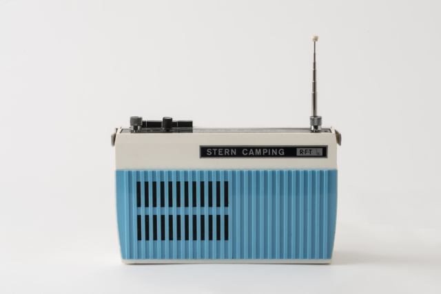 Stern Camping R-F-T Transistorradio, entworfen von Michael Stender und 1968 vom VEB Kombinat-Stern-Radio Berlin produziert. Das portable Radio ist aus einer Kombination von Kunststoff, Leichtmetall, Plastik und Stahl gefertigt. Das Gehäuse zeigt ein charakteristisches zweifarbiges Design in Weiß und Hellblau mit einem vertikalen Lamellengitter an der Front. Auf der Oberseite sind zwei Drehregler und eine ausziehbare Teleskopantenne montiert. Ein typisches Beispiel für DDR-Industriedesign der späten 1960er Jahre.
