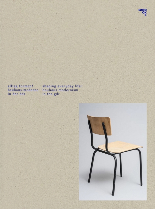 Auf dem minimalistisch gestalteten Buchcover in Beige dominiert der zweisprachige Titel 'alltag formen! bauhaus moderne in der ddr / shaping everyday life! bauhaus modernism in the gdr' in blauer Schrift. Im unteren Bereich zeigt eine Produktfotografie vor weißem Hintergrund einen typischen DDR-Schulungsstuhl mit hellbrauner Sperrholzsitzfläche und -lehne auf schwarzem Stahlrohrgestell. Das WBBOOKS-Logo erscheint in Blau in der rechten oberen Ecke.