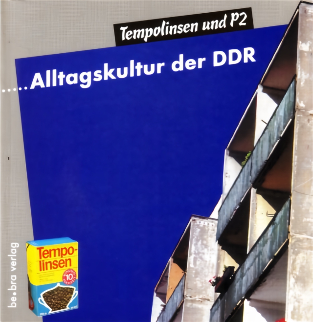 Tempolinsen und P2" steht als schwarzer Schriftzug auf beigen Grund über dem Haupttitel "Alltagskultur der DDR", der in weißer Schrift auf königsblauem Hintergrund erscheint. Links unten ist eine original Tempo-Linsen Packung in gelb-blauem Design platziert, daneben steht vertikal "be.bra verlag" in weißer Schrift. Am rechten Bildrand ist ein schräg verlaufendes, schwarz-weißes Architekturfoto eines Plattenbau-Balkons zu sehen.