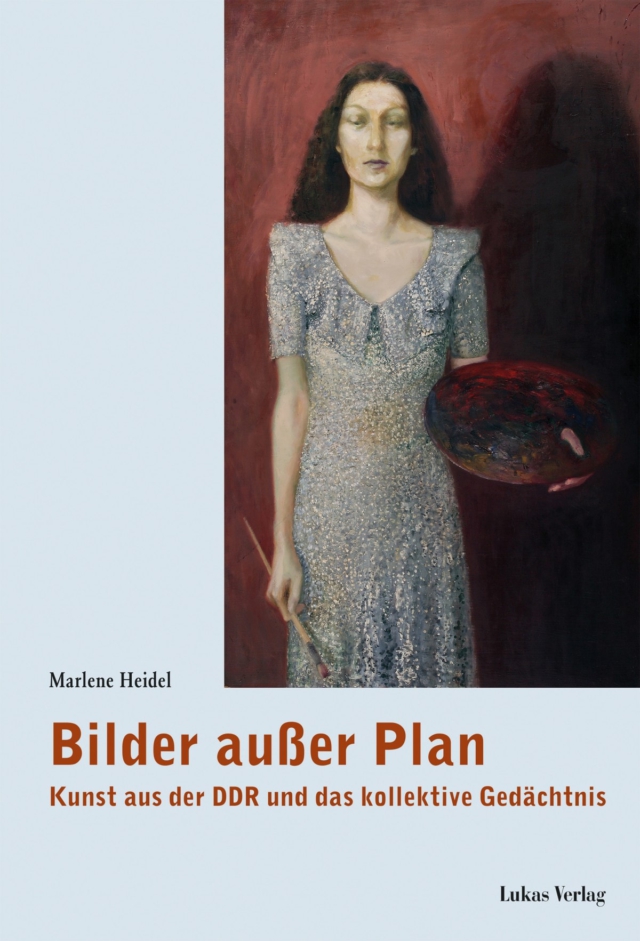 Ein Gemälde einer Malerin mit Pinsel und Palette dominiert den oberen Teil des weißen Buchcovers. Die Künstlerin trägt ein silbergraues, glitzerndes Abendkleid und steht vor einem dunkelroten Hintergrund. Darunter steht der Name der Autorin "Marlene Heidel" in schwarzer Schrift. Der Haupttitel "Bilder außer Plan" erscheint in kräftigem Rostrot, gefolgt vom Untertitel "Kunst aus der DDR und das kollektive Gedächtnis" in gleicher Farbe. Unten rechts ist der "Lukas Verlag" genannt.