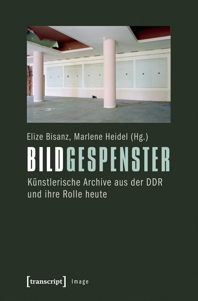 Der Haupttitel Bildgespenster teilt sich in schwarzes 'Bild' und grünes 'Gespenster'. Der Untertitel lautet 'Künstlerische Archive aus der DDR und ihre Rolle heute'. Erschienen bei transcript Image. Darüber eine Architekturaufnahme: Ein verlassener Innenraum mit zwei rosa Säulen, weißen Wandpaneelen mit Befestigungspunkten und rot-grün kassettierter Decke.