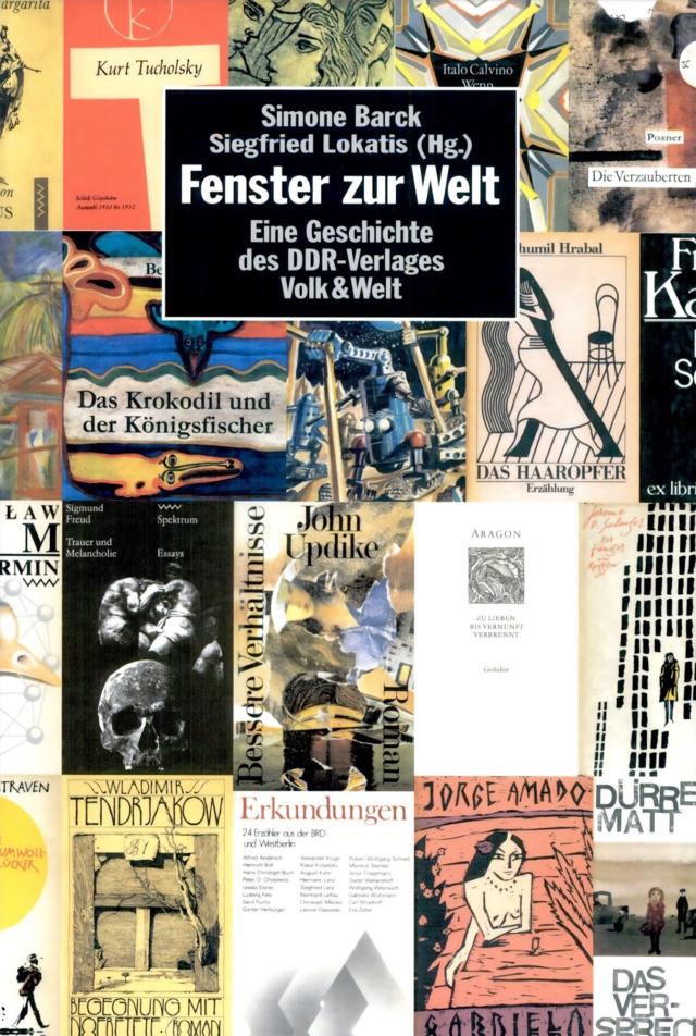 Fenster zur Welt - Eine Geschichte des DDR-Verlages Volk & Welt" prangt als zentraler Titel einer Collage verschiedener Buchcover. Die Zusammenstellung zeigt internationale Literatur aus dem Verlagsprogramm, darunter Werke von Kurt Tucholsky, Sigmund Freud, John Updike und Jorge Amado. Die Buchgestaltungen reichen von expressionistischen Illustrationen über konstruktivistische Designs bis zu typografischen Lösungen in Schwarz-Weiß und Farbe. Der Verlag Volk & Welt war einer der wichtigsten Vermittler internationaler Literatur in der DDR und prägte mit seinem anspruchsvollen Programm die ostdeutsche Buchkultur.