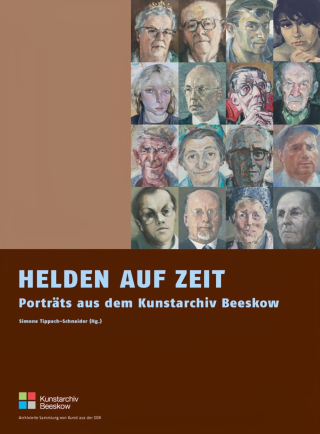Der Titel 'HELDEN AUF ZEIT' steht in hellblauen Großbuchstaben im unteren Drittel des Covers. Darunter folgt der Untertitel 'Porträts aus dem Kunstarchiv Beeskow' in kleinerer Schrift. Die Herausgeberin Simone Tippach-Schneider wird in einer weiteren Zeile genannt. Im oberen Bereich des dunkelbraunen Covers sind 16 gemalte Porträts in einem Raster angeordnet, die verschiedene Menschen in unterschiedlichen Malstilen zeigen. Unten links befindet sich das farbige Logo des Kunstarchivs Beeskow mit dem Zusatz 'Archivierte Sammlung von Kunst aus der DDR'.