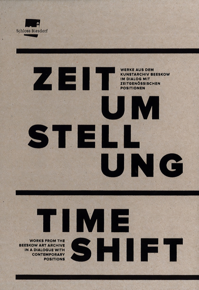 In minimalistischem Design wird der zweisprachige Titel 'Zeitumstellung/Time Shift' in schwarzer, serifenloser Schrift auf beigefarbenem Karton-Grund abgebildet. Die Typografie des Kunstarchivs Beeskow spielt mit der räumlichen Anordnung der Buchstaben und verweist auf die grafische Tradition der DDR-Moderne.