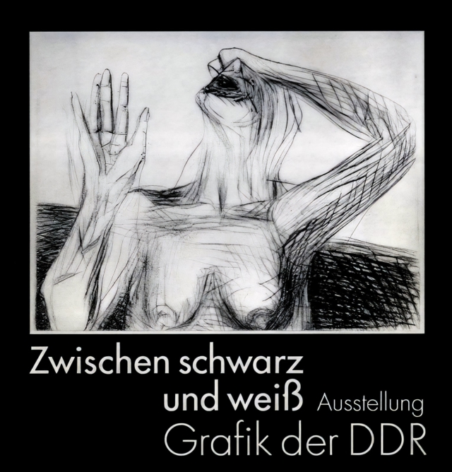 Der Titel 'Zwischen schwarz und weiß' ist in weißer Schrift auf schwarzem Grund gesetzt, darunter der Untertitel 'Ausstellung Grafik der DDR'. Darüber befindet sich eine expressive Kohlezeichnung eines weiblichen Akts, die sich mit einer Hand die Haut vom Kopf wie ein Anzug abzieht. Die Zeichnung ist durch dynamische Linienführung und starke Hell-Dunkel-Kontraste geprägt.