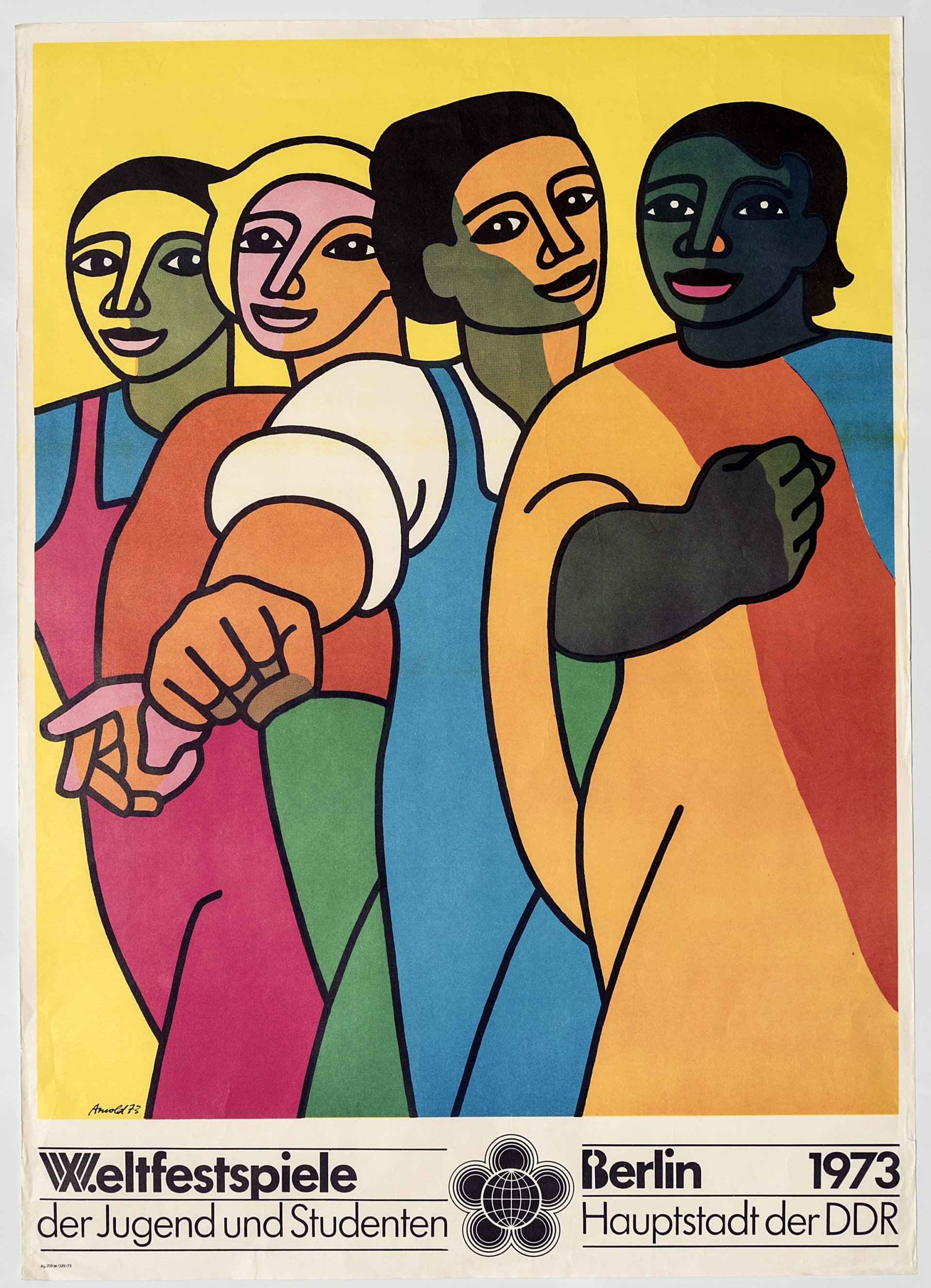Abgebildet ist ein Plakat f&uuml;r die Weltfestspiele der Jugend und Studenten in Berlin 1973. Den meisten Platz in dem hochformatigen Plakat nimmt eine Grafik vom Gestalter Ingo Arnold ein. Dort zu sehen sind 4 Figuren, die gemeinsam nach vorne schreiten. Sie haben unterschiedliche Haut- und Haarfarben. Die beiden vorderen Figuren haben je eine Faust erhoben. Alle vier l&auml;cheln.